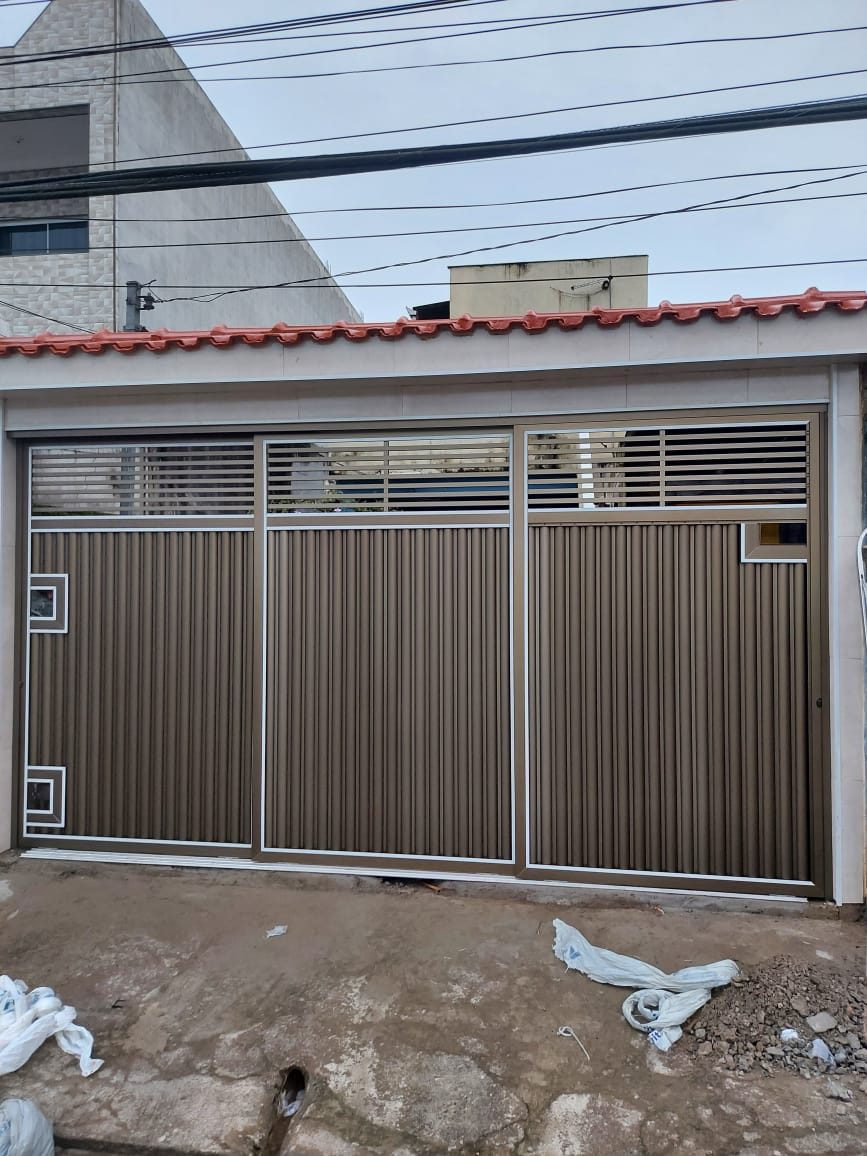 Portão nº 1: Portão de 3 folhas champanhe com acabamento branco e grade horizontal