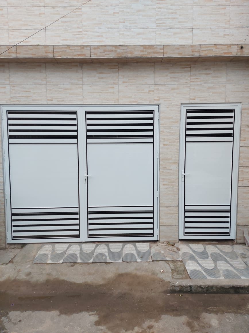 Portão nº 5: Lambril duplo branco com acabamento preto e grade horizontal