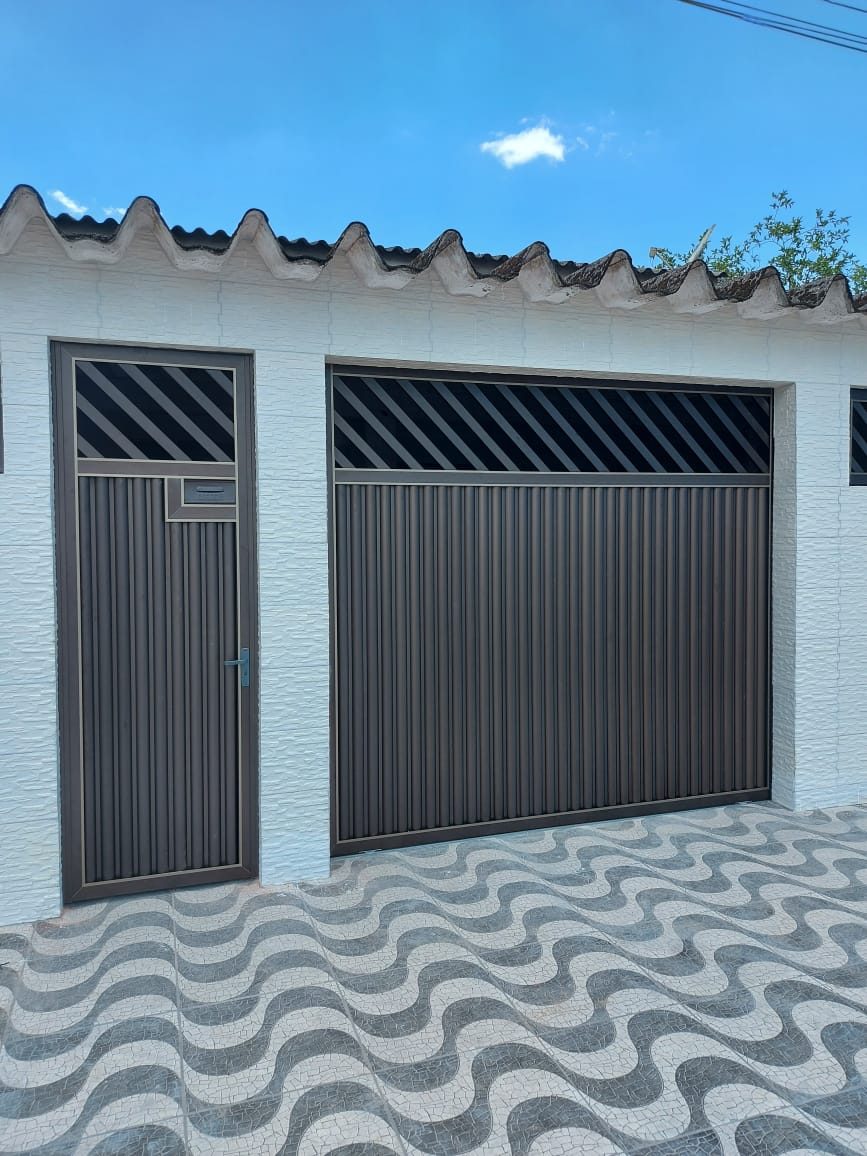 Portão nº 7: Bronze escuro com acabamento champanhe, porta social e folha de correr com caixinha embutida