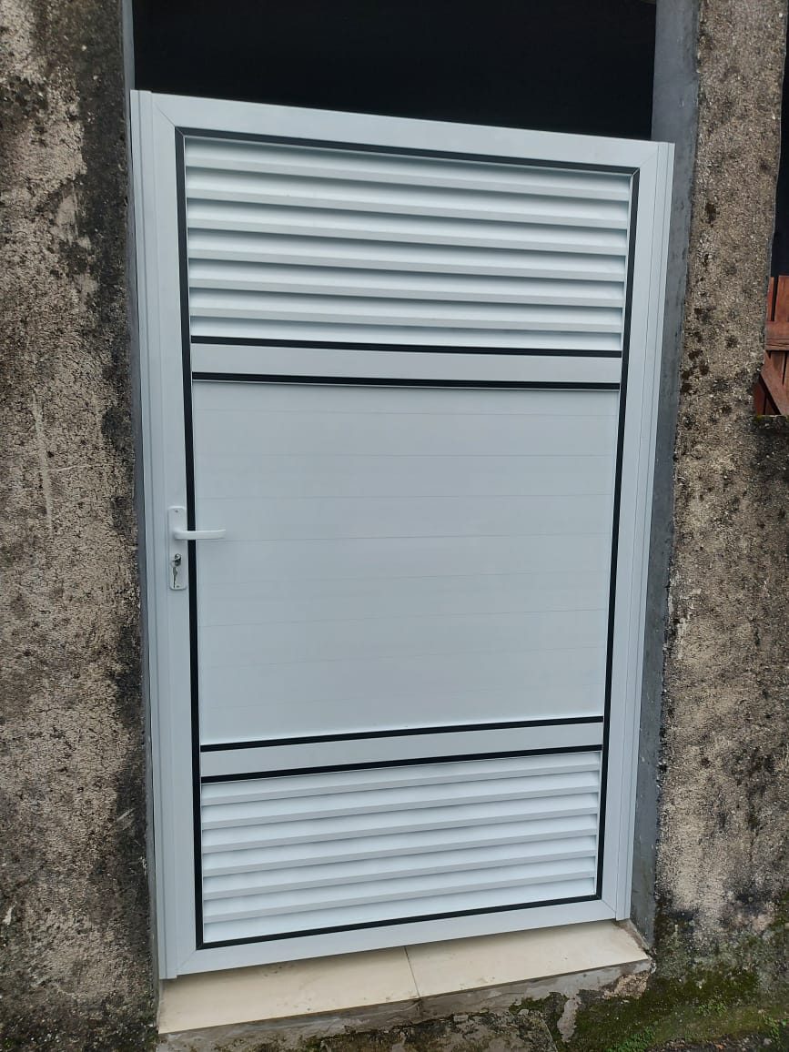 Portão nº 8: Modelo exclusivo: veneziana em cima e embaixo, centro fechado em lambril, branco com preto