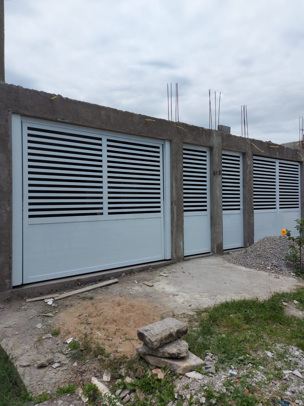 Portão nº 9: Conjunto de 2 basculantes e 2 portas sociais em lambril duplo branco, grade horizontal