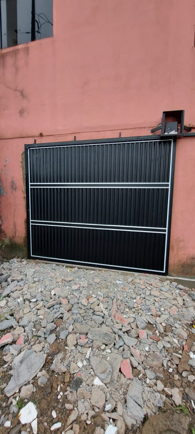 Portão nº 16: Mini búzio preto com acabamento branco, portão de correr automático