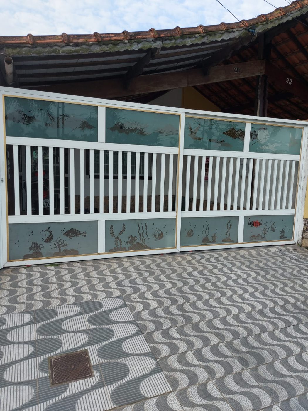 Portão nº 17: 2 folhas com vidro decorado de fundo do mar em cima e embaixo