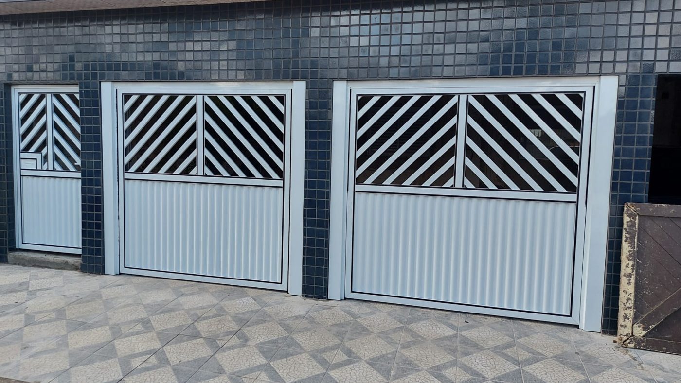 Portão nº 18: 2 basculantes com porta social em mini búzio branco e acabamento preto