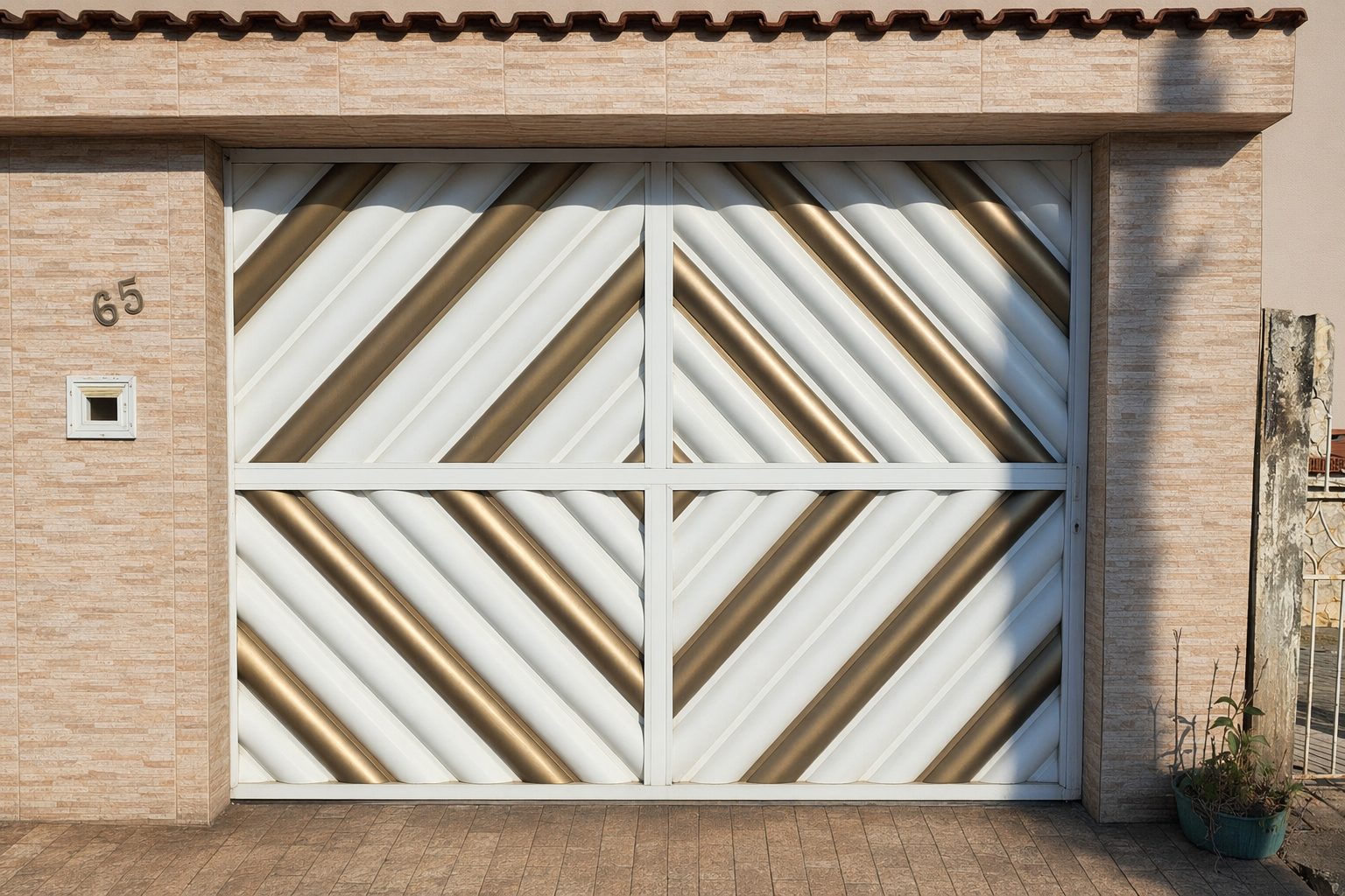 Portão nº 24: Branco com frisos na diagonal e detalhes dourados, 2 folhas