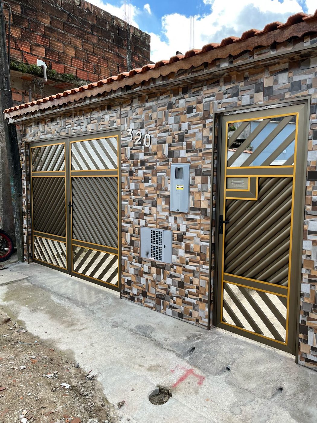 Portão nº 28: Champanhe com acabamento dourado, mini búzio e grades na diagonal, 2 folhas e porta social