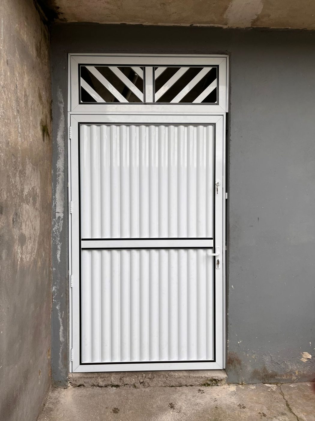 Portão nº 29: Todo fechado em mini búzio branco com acabamento preto e grade fixa em cima