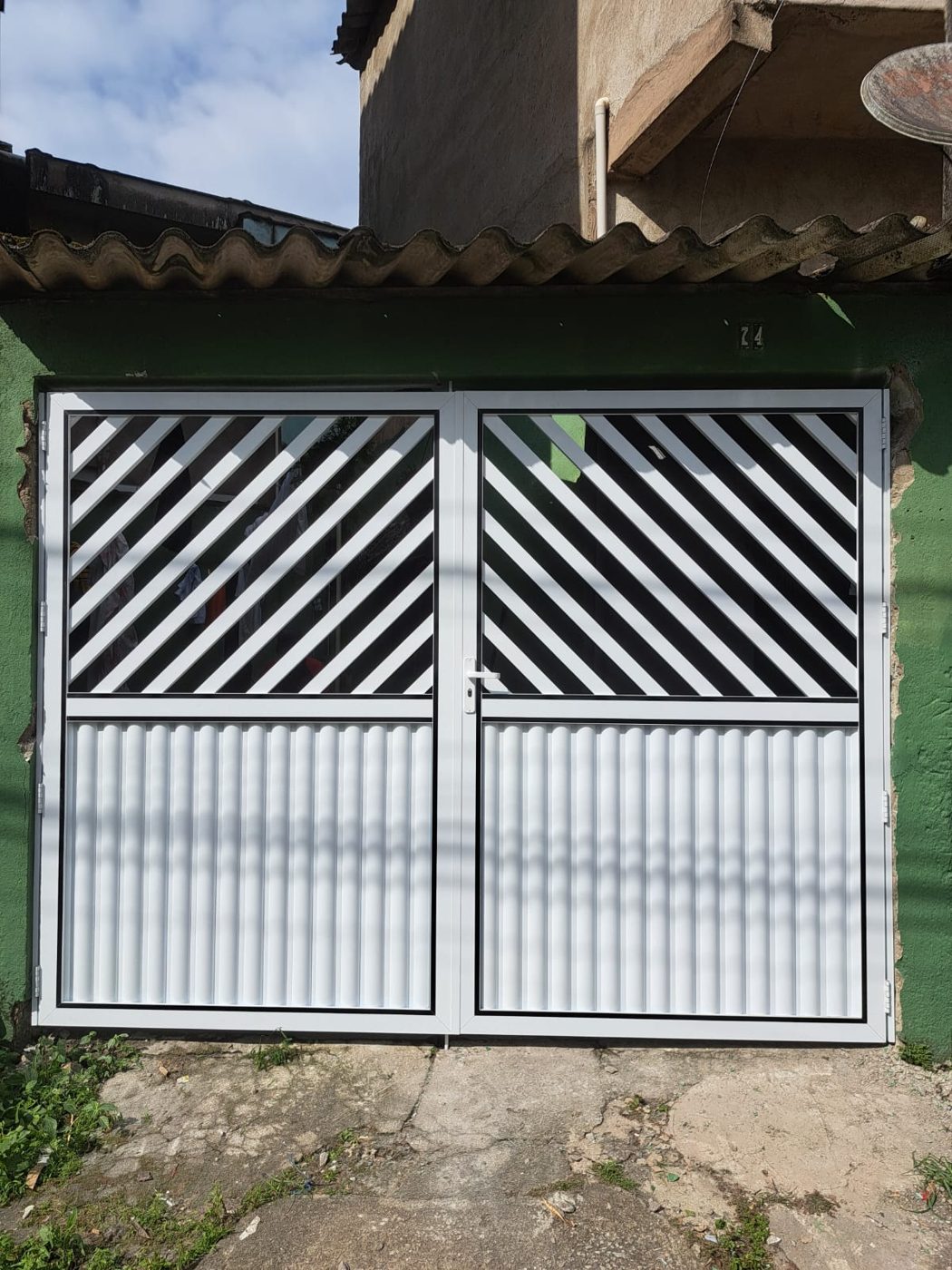Portão nº 31: 2 folhas de abrir, branco com acabamento preto e grades na diagonal