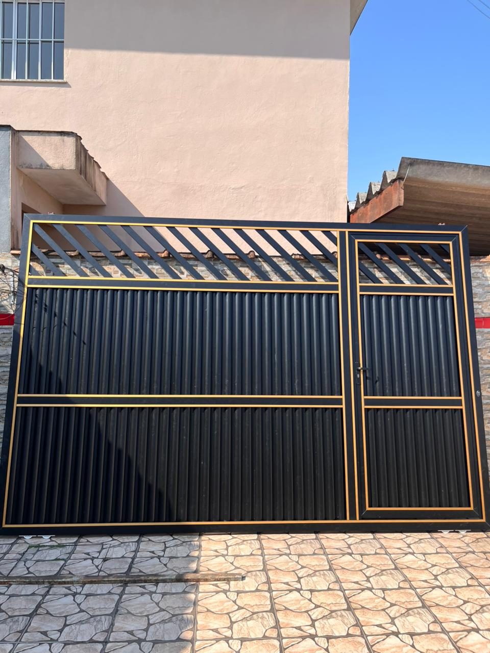 Portão nº 37: Preto de correr com acabamento dourado e porta social embutida