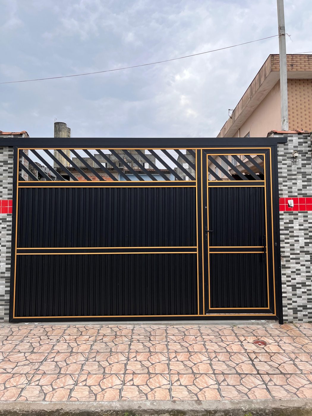 Portão nº 48: Fachada do modelo 37: preto com frisos dourados e porta social embutida